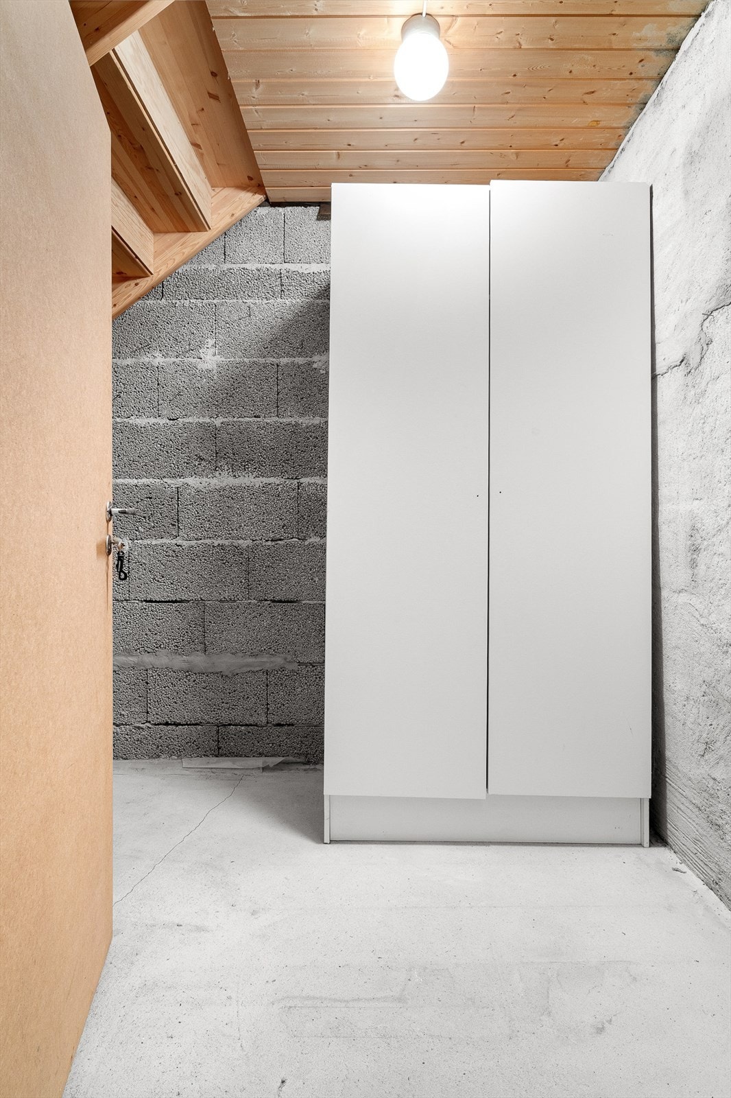 Boder i bakkant av vaskerommet. Her er det rikelig med oppbevaringsmuligheter. Galleribilde