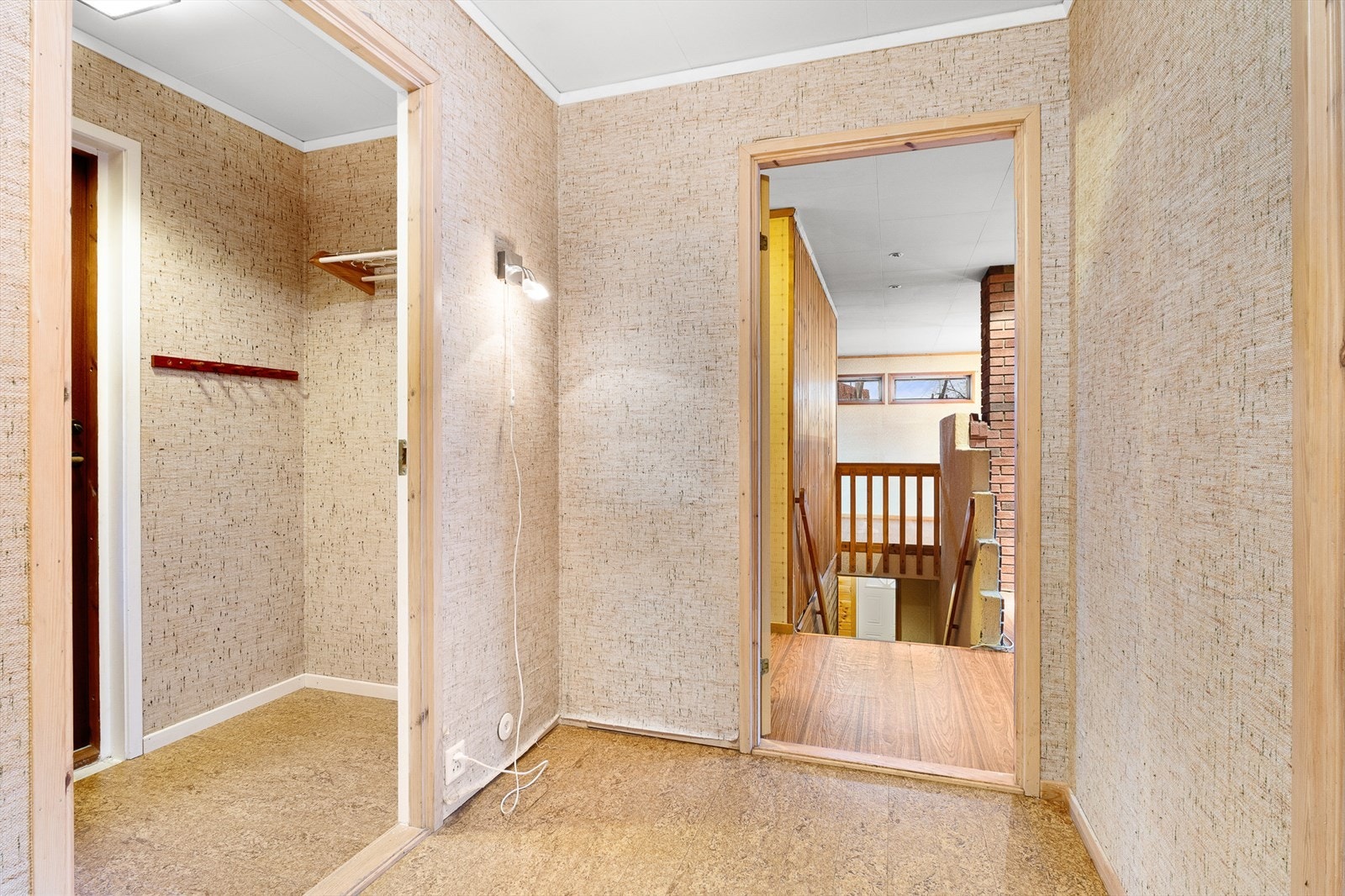 Fra stuen kommer man inn i gang til soverom og bad. I gangen er det også mulighet for å ha en egne entre til hoveddelen i samme etasje. Nåværende eier bruker entre i fra bakkeplan og opp trapp som man ser på bildet. Galleribilde
