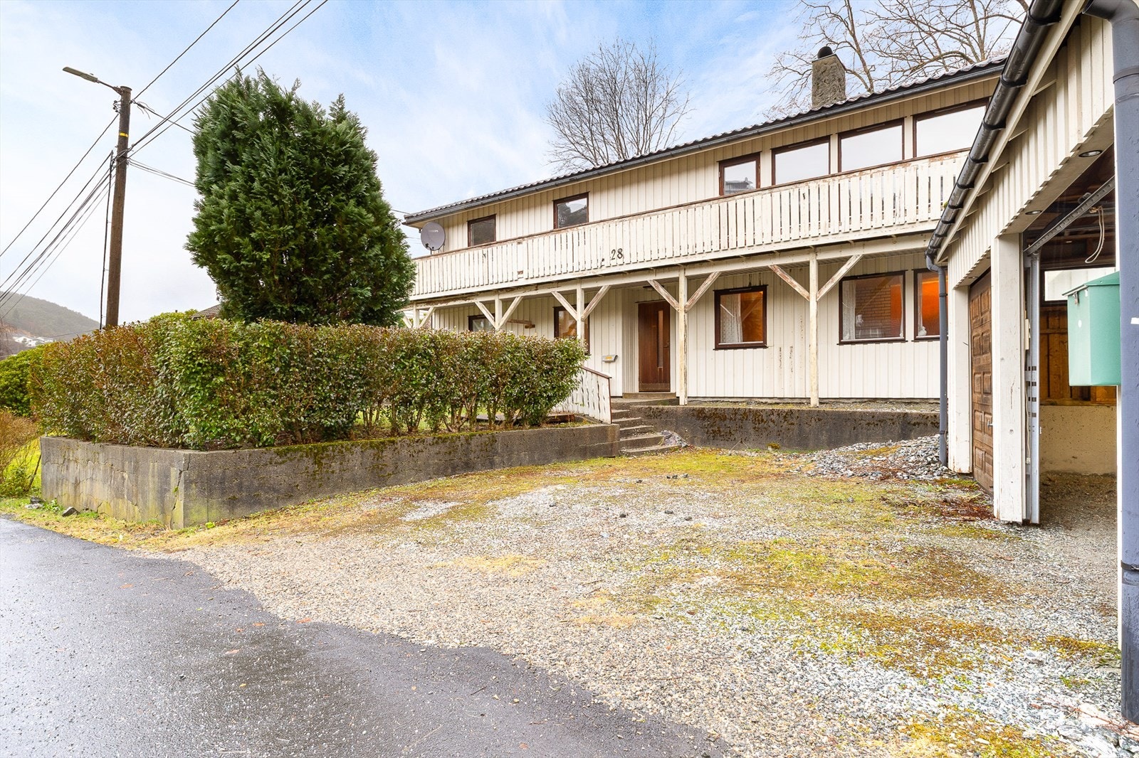 Det er rikelig med parkeringsmuligheter på eiendommen. Med blant annet dobbelgarasje og biloppstillingsplass til flere biler på egen eiendom. Galleribilde