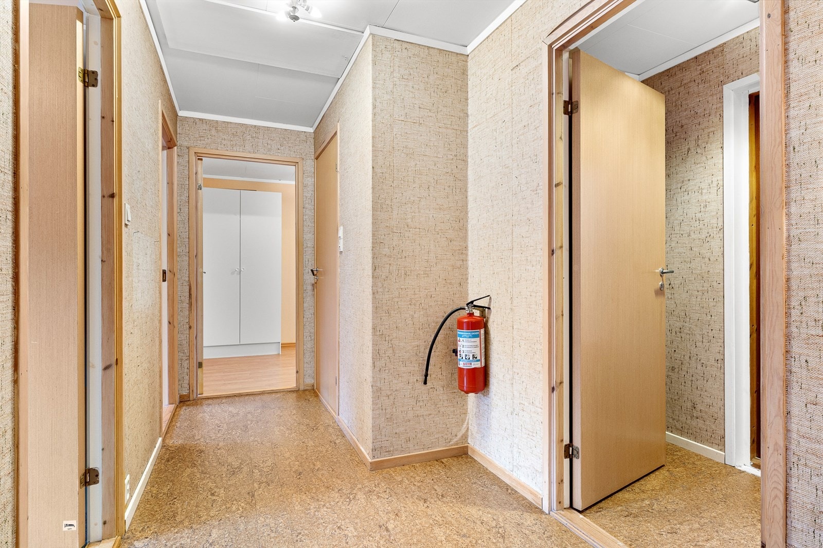 Mulig entre er til høyre i bilde. Fra ganger kommer man inn til 3 soverom og 1 bad. Galleribilde