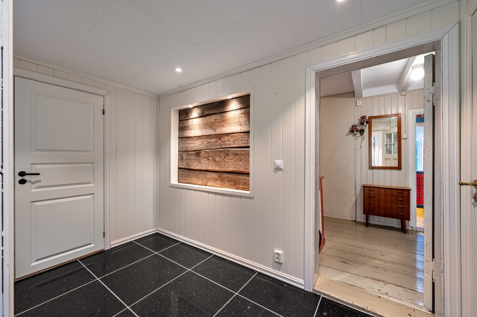 Velkommen inn - Lys og romslig entré. Galleribilde