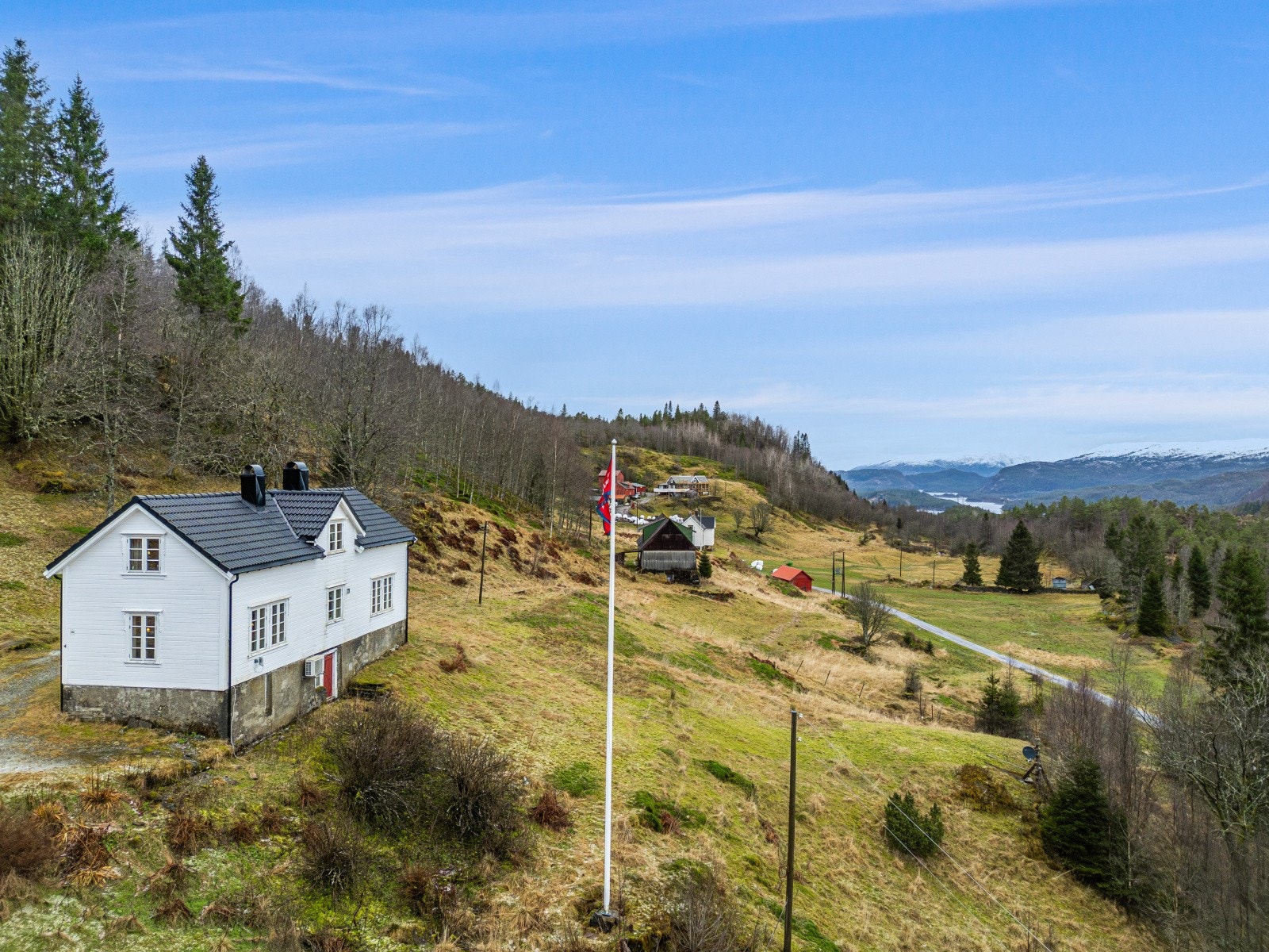 Boligen har en flott beliggenhet i Bruvikdalen i Osterøy kommune, i et område med spredt bebyggelse bestående av både helårsboliger og fritidsbebyggelse. Galleribilde
