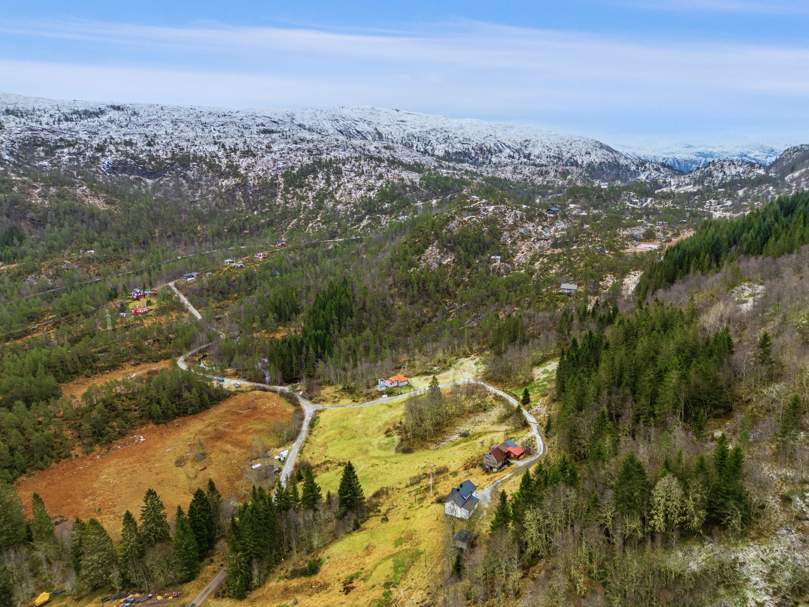 I tillegg er det enkel adkomst til fjordlandskapet langs Sørfjorden og Veafjorden via Bruvik. Galleribilde