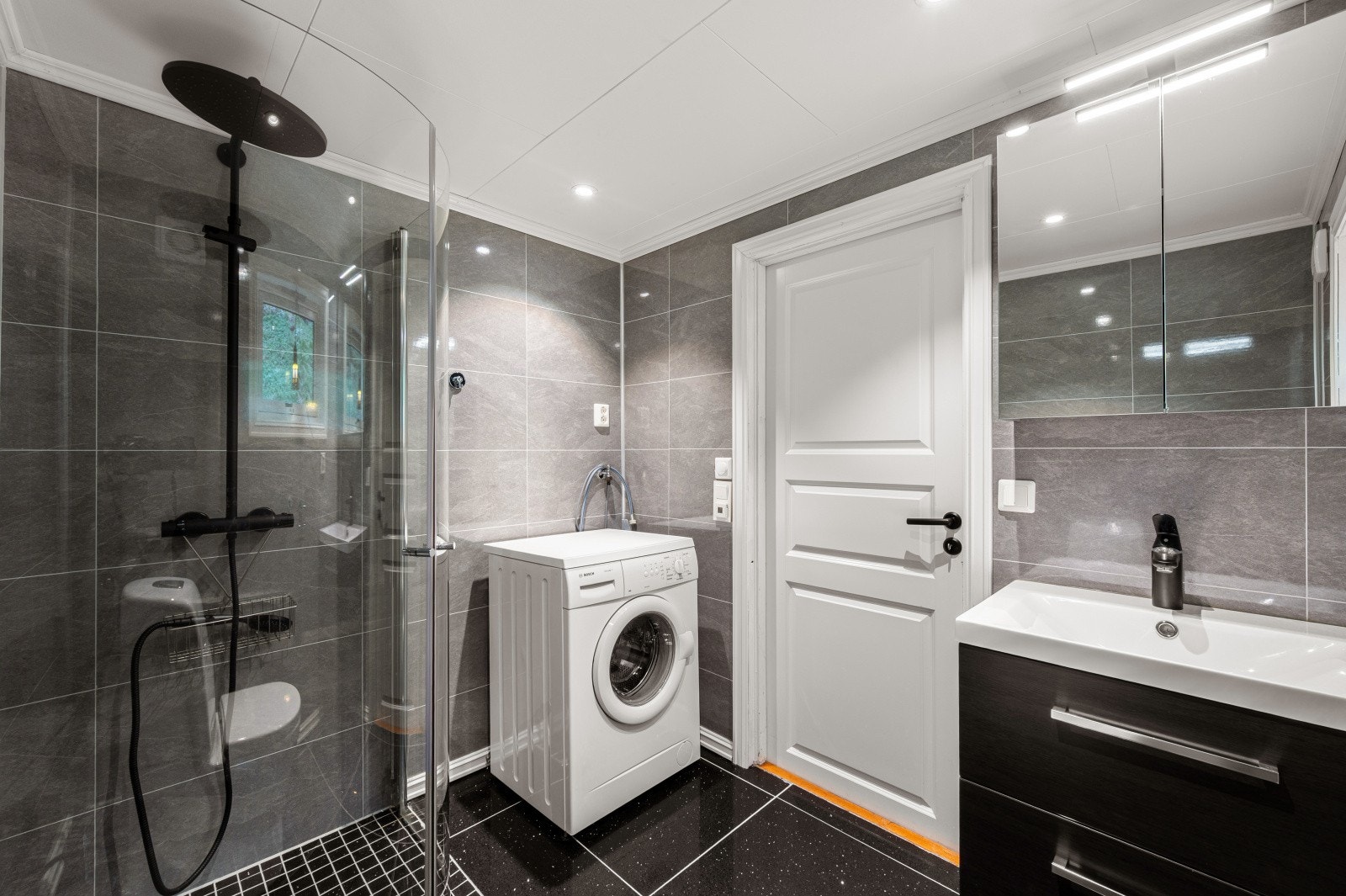 Det er opplegg for vaskemaskin på badet. Galleribilde