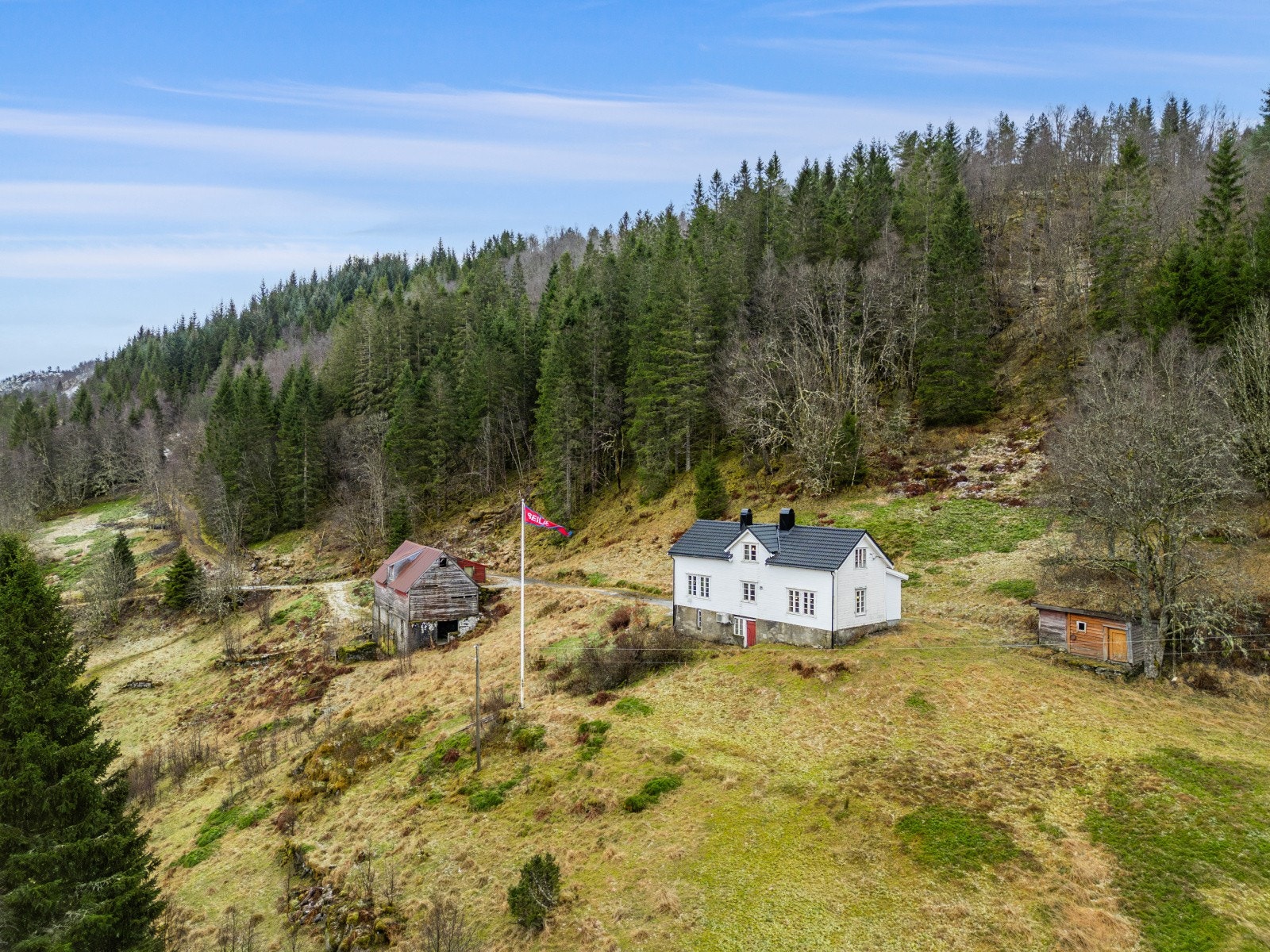 Området preges av landlige omgivelser med gode friluftsmuligheter og nærhet til skog- og naturområder. Galleribilde