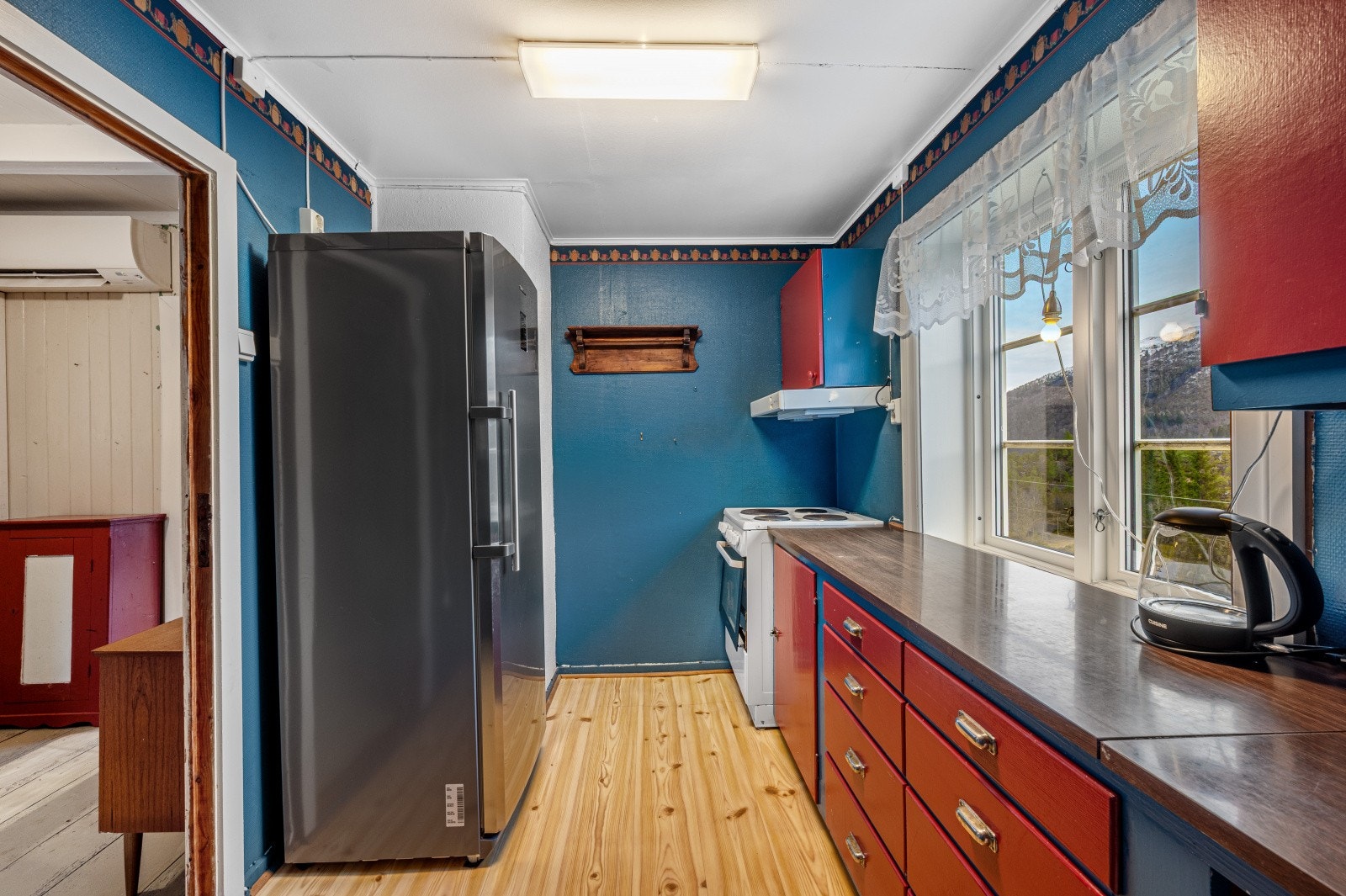 Kjøkkenet er innredet med vegghengt ventilator, og har plass til komfyr, oppvaskmaskin og kjøleskap. Galleribilde