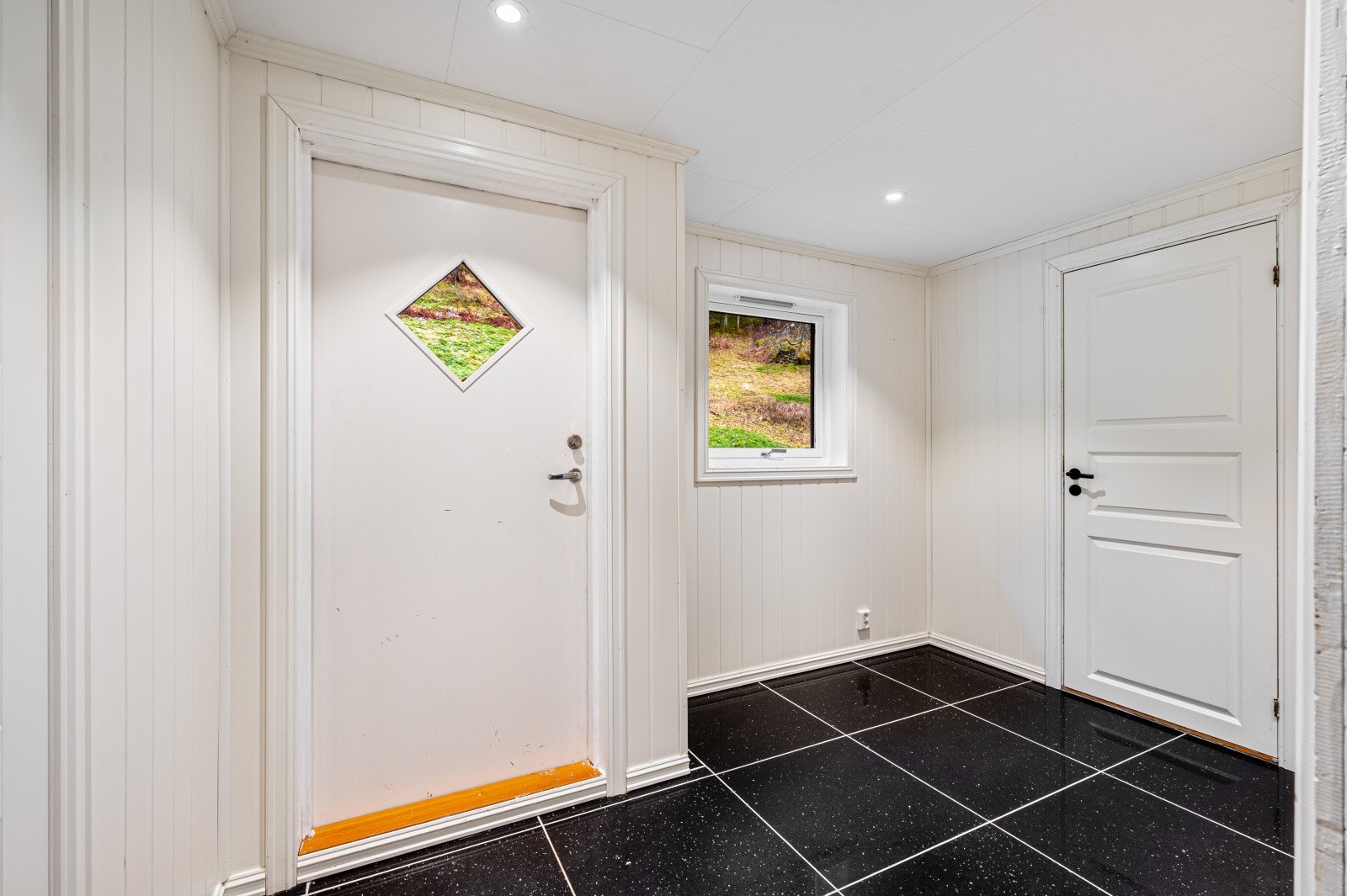 Her er det rikelig med plass til oppbevaring av yttertøy. Galleribilde