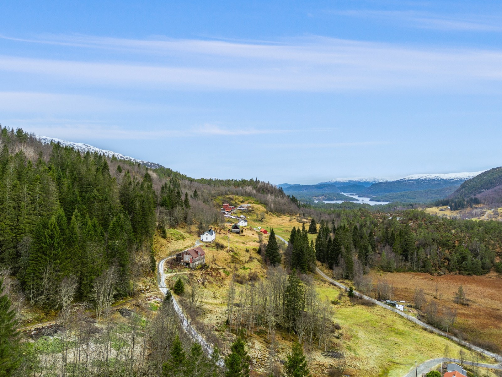 Nærområdet byr på gode turmuligheter i skog- og fjellterreng, blant annet i Bruvikdalen og mot høyere terreng ved Bruviknipa (Brøknipa). Galleribilde