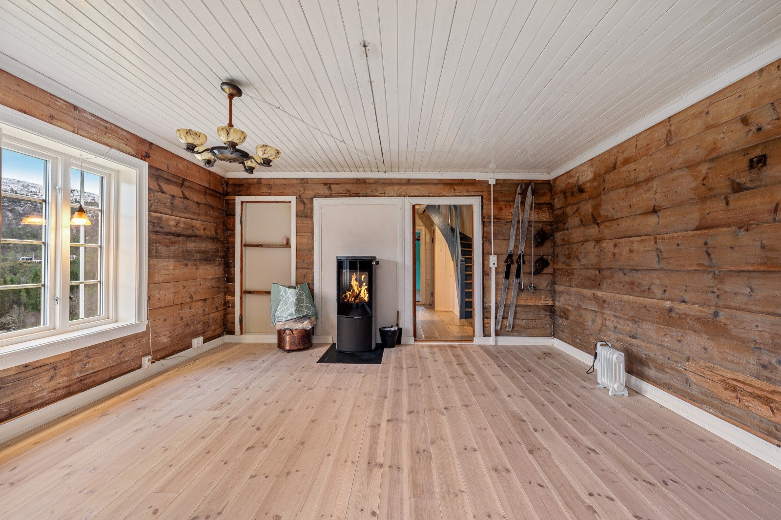 I begge stuene, samt på det ene soverommet i loftsetasjen er det montert nye vedovner fra 2023/24. Galleribilde