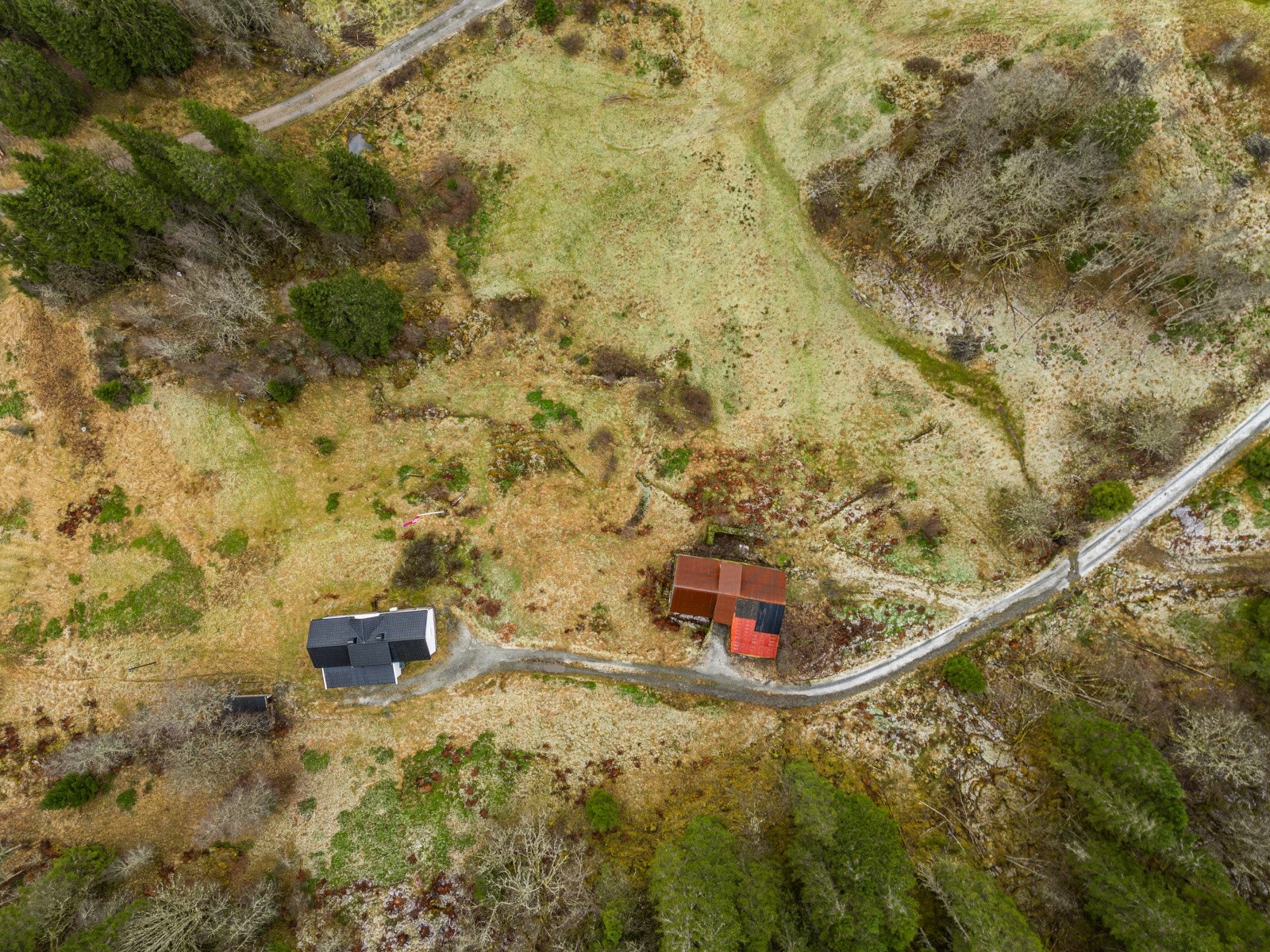 Tomten består hovedsakelig av natur og utmarksarealer, med noe opparbeidet areal rundt våningshuset samt bod og løe på eiendommen. Galleribilde