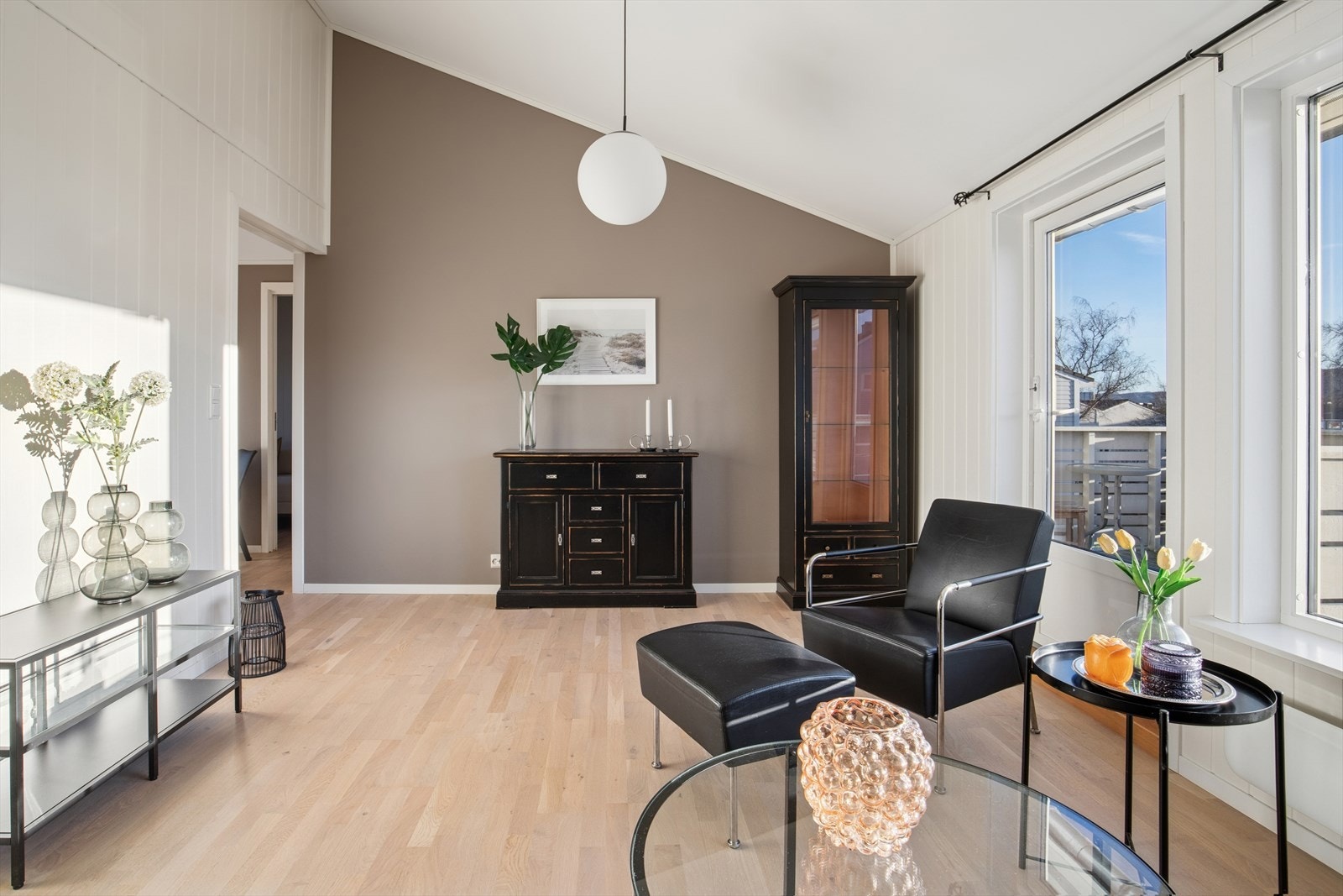 Fra stue er det også direkte utgang til balkong på ca. 9 m2 hvor varme sommerdager kan nytes. Galleribilde