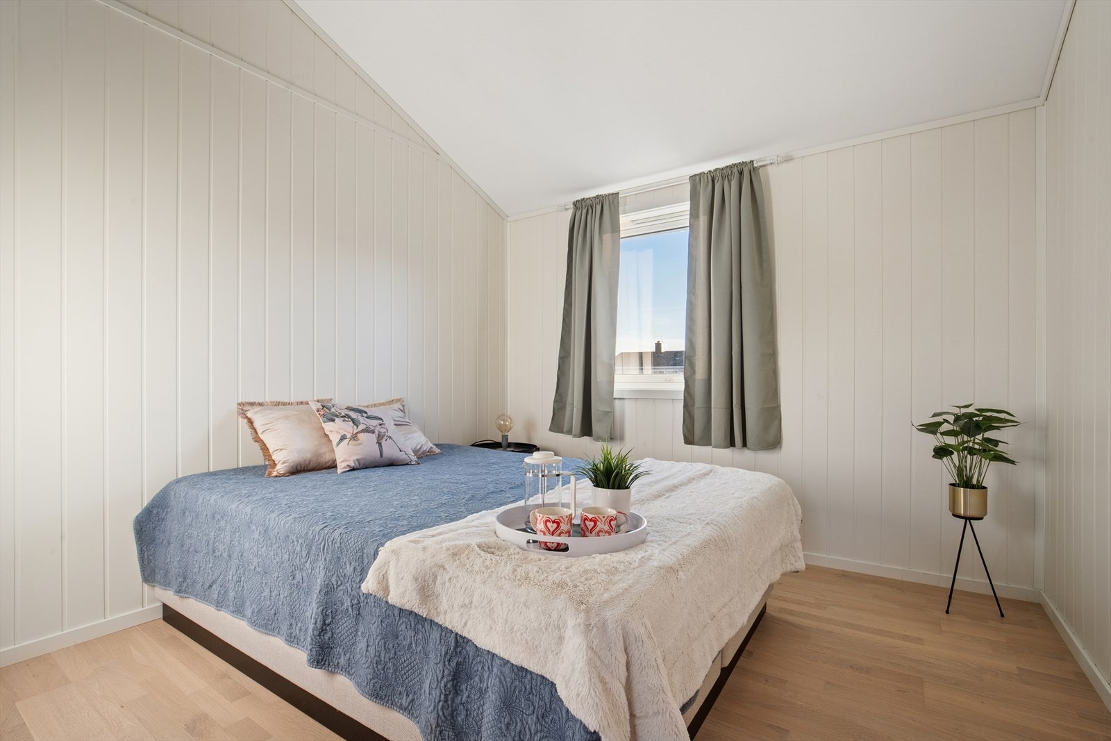 Boligen ble opprinnelig oppført som en to-roms med ett soverom. I dag fremstår boligen som en tre-roms med to soverom. Galleribilde