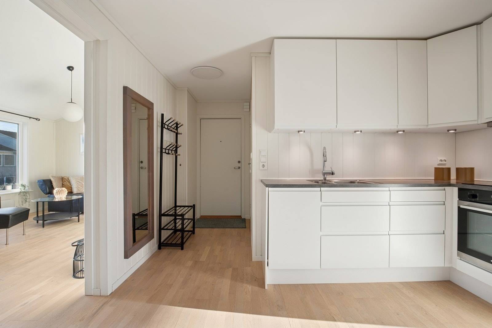 Varmtvannsberederen fra 2021 er plassert under kjøkkenbenken. Galleribilde