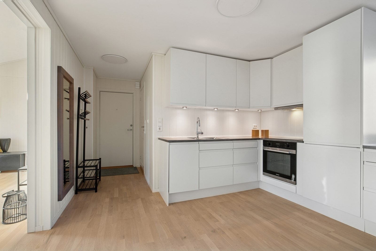 Vinkelformet innredning som bidrar til god arbeidsflyt i rommet. Galleribilde