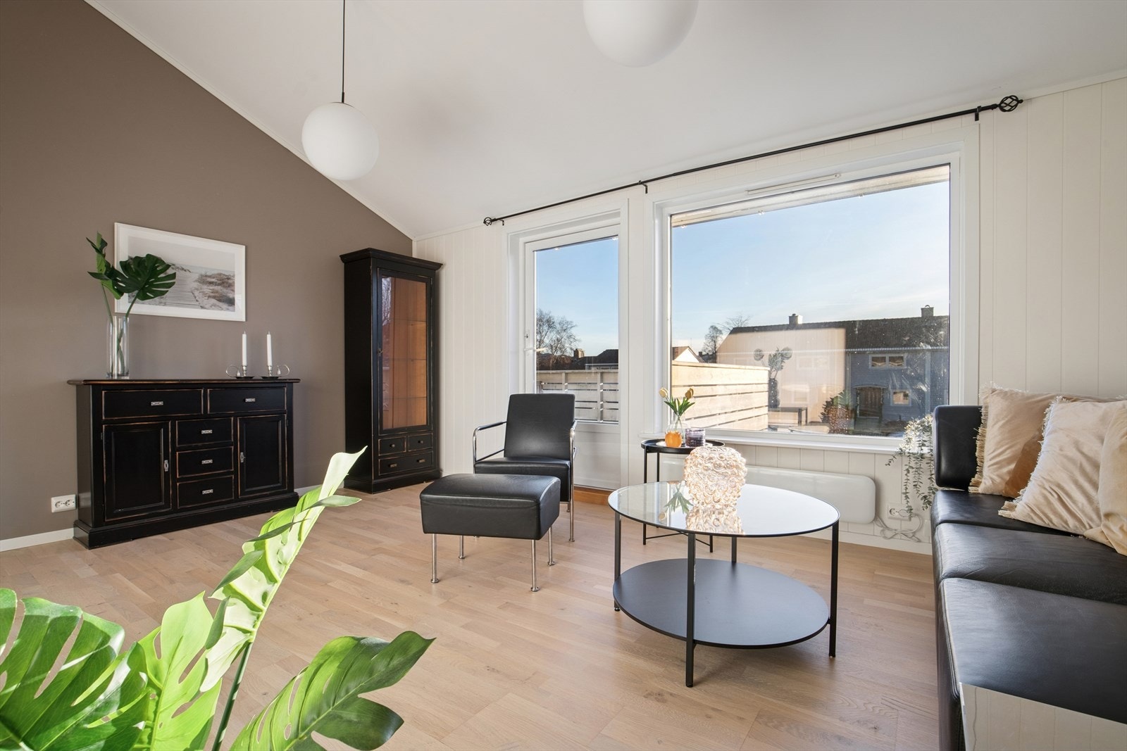 Velkommen til Stemveien 8 - en lekkert oppusset leilighet i et bygg fra år 1955, renovert i 2021 og med sentrumsnær beliggenhet! Galleribilde