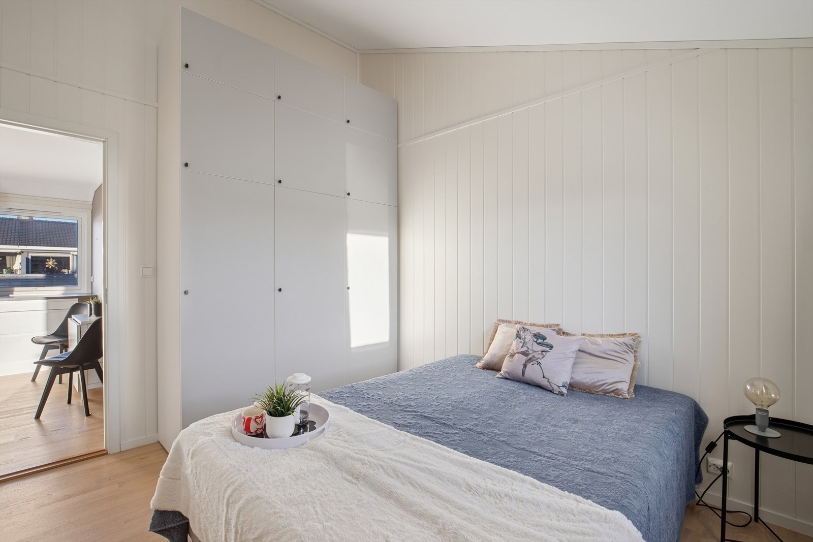Det største soverommet har god plass til både seng og tilhørende møblement. I rommet finnes det også en større garderobeløsning. Galleribilde