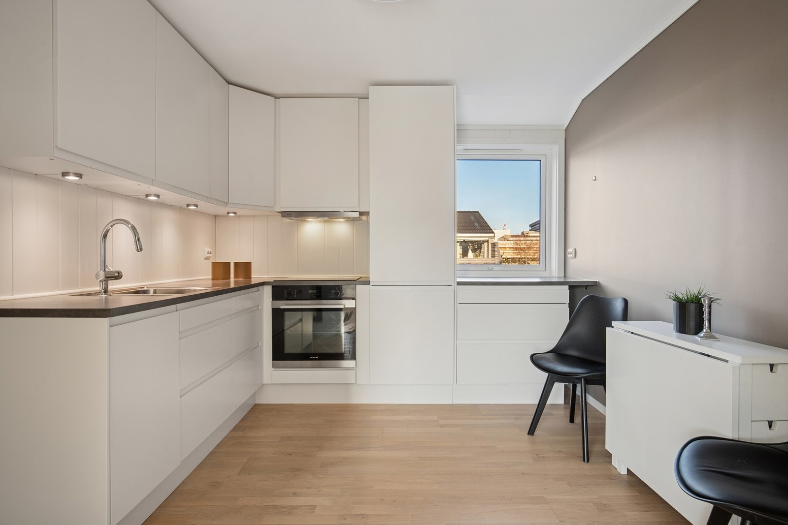 Fra stue er det god tilgang til boligens kjøkken. Galleribilde