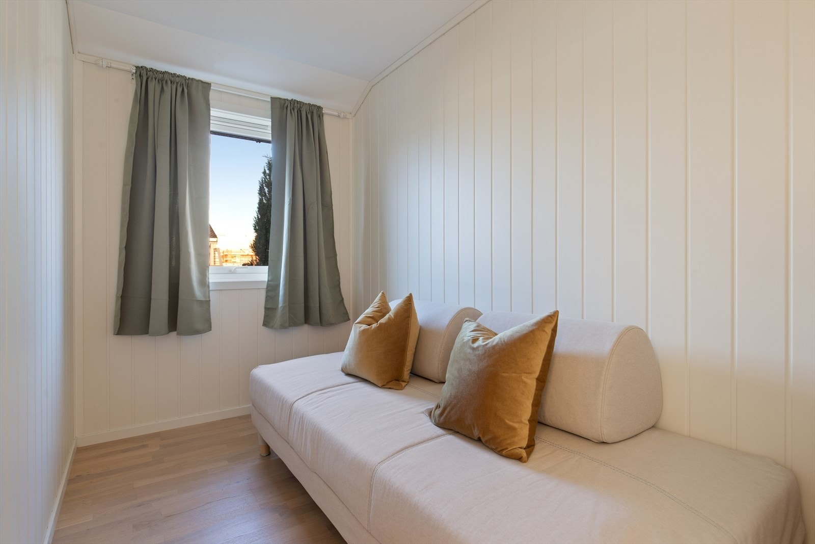 Deler av opprinnelig kjøkken og hele opprinnelige garderobe er i dag omgjort til et lite soverom. Minste soverom er på ca. 6 m2. Rommet er ikke søkt bruksendret. Galleribilde