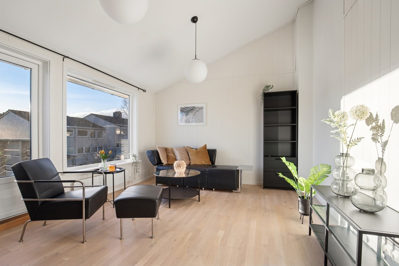 Stuen med skråhimling og moderne kontrastvegg skaper et luftig og hyggelig samlingspunkt hvor du og besøkende kan nyte både avslappende og sosiale stunder. Galleribilde