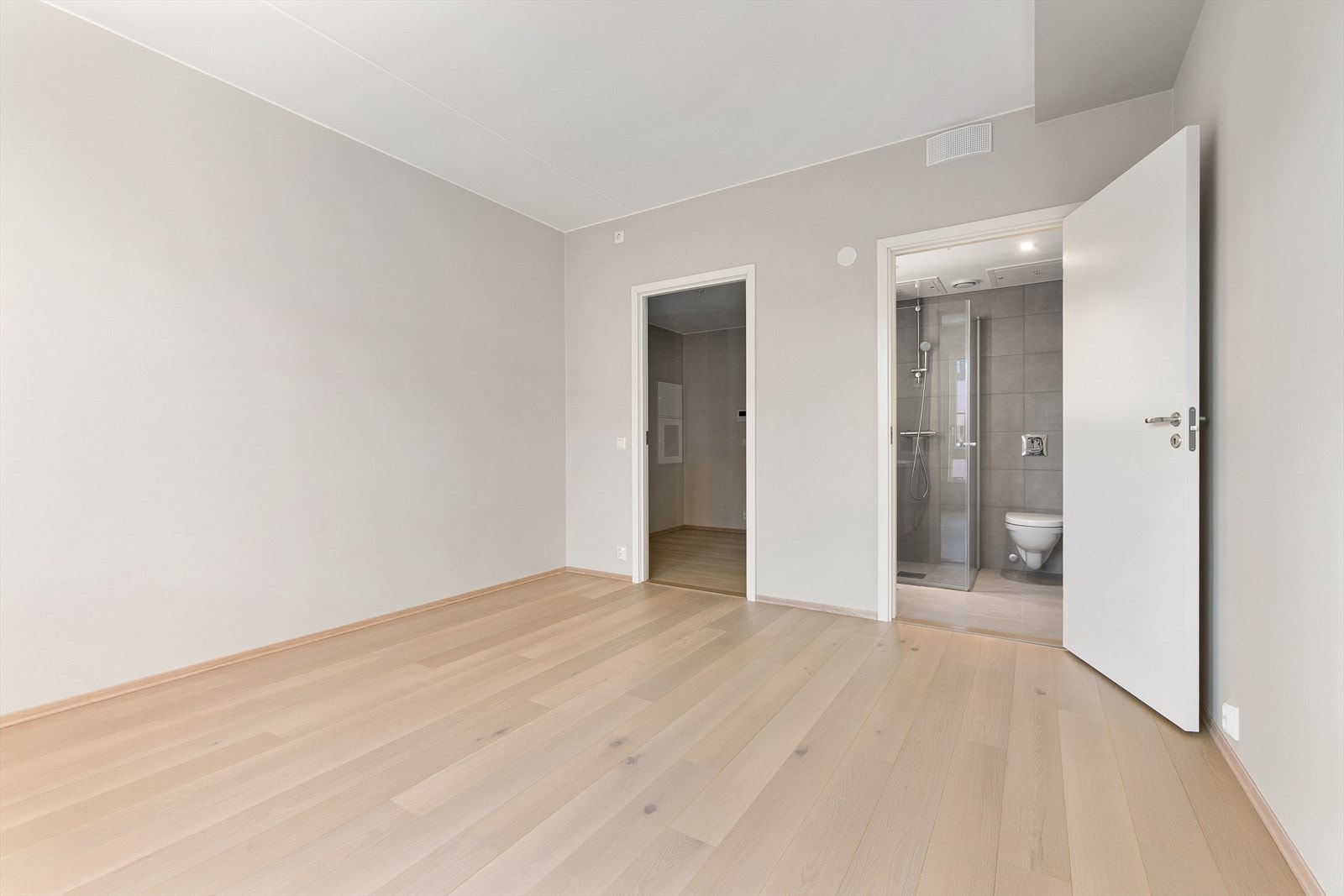 Stort hovedsoverom med plass til dobbeltseng og nattbord, samt garderobe. Adkomst til eget bad. Galleribilde