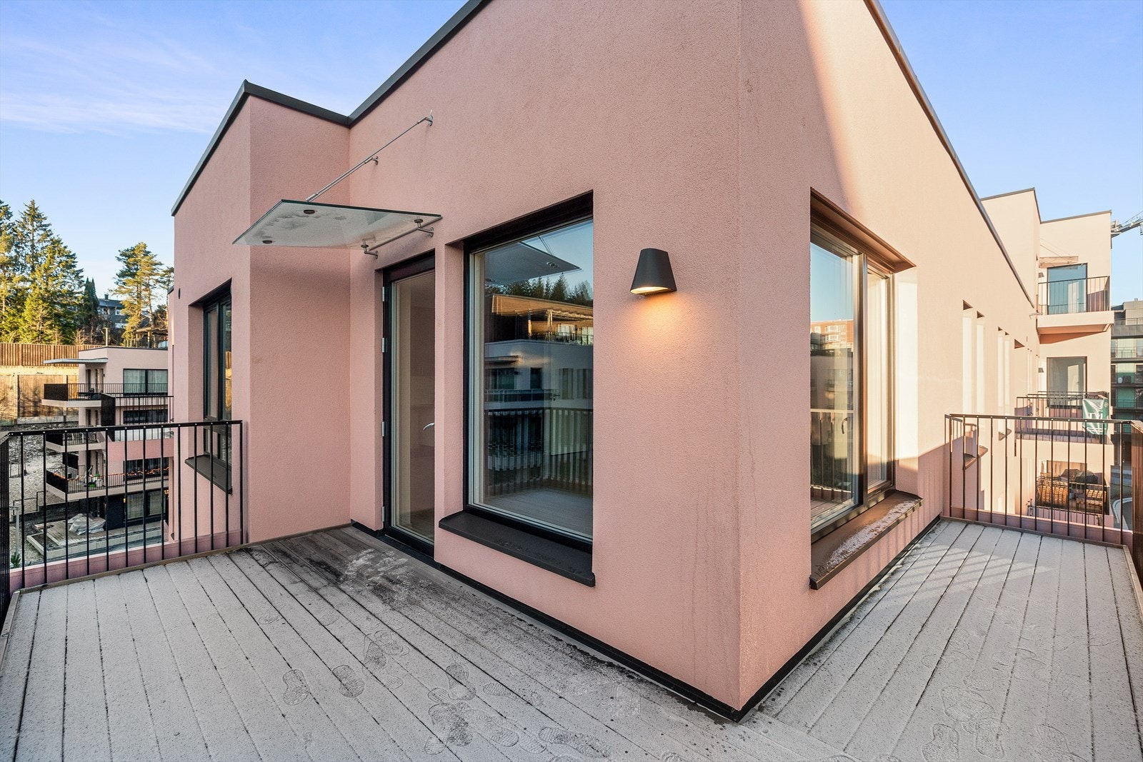 Ca. 15 kvm sydvendt balkong i 4. etg. Galleribilde