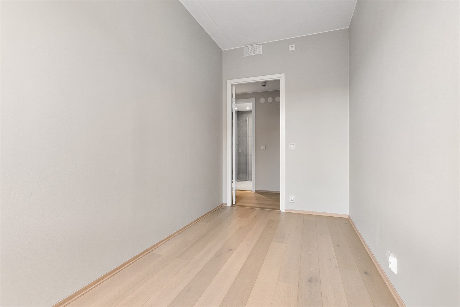 Sov 2: Plass til seng, nattbord og garderobe. Galleribilde