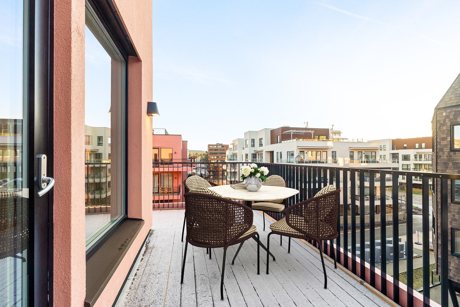 Ca. 15 kvm sydvendt balkong i 4. etg. Galleribilde