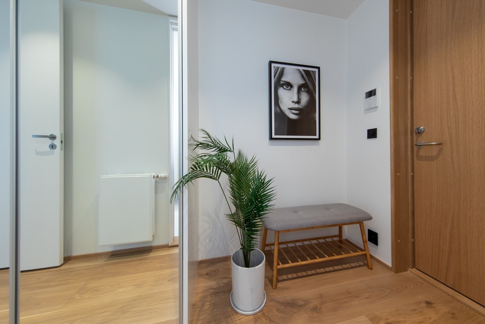 Velkommen inn! Entre med skyvedørsgarderobe Galleribilde