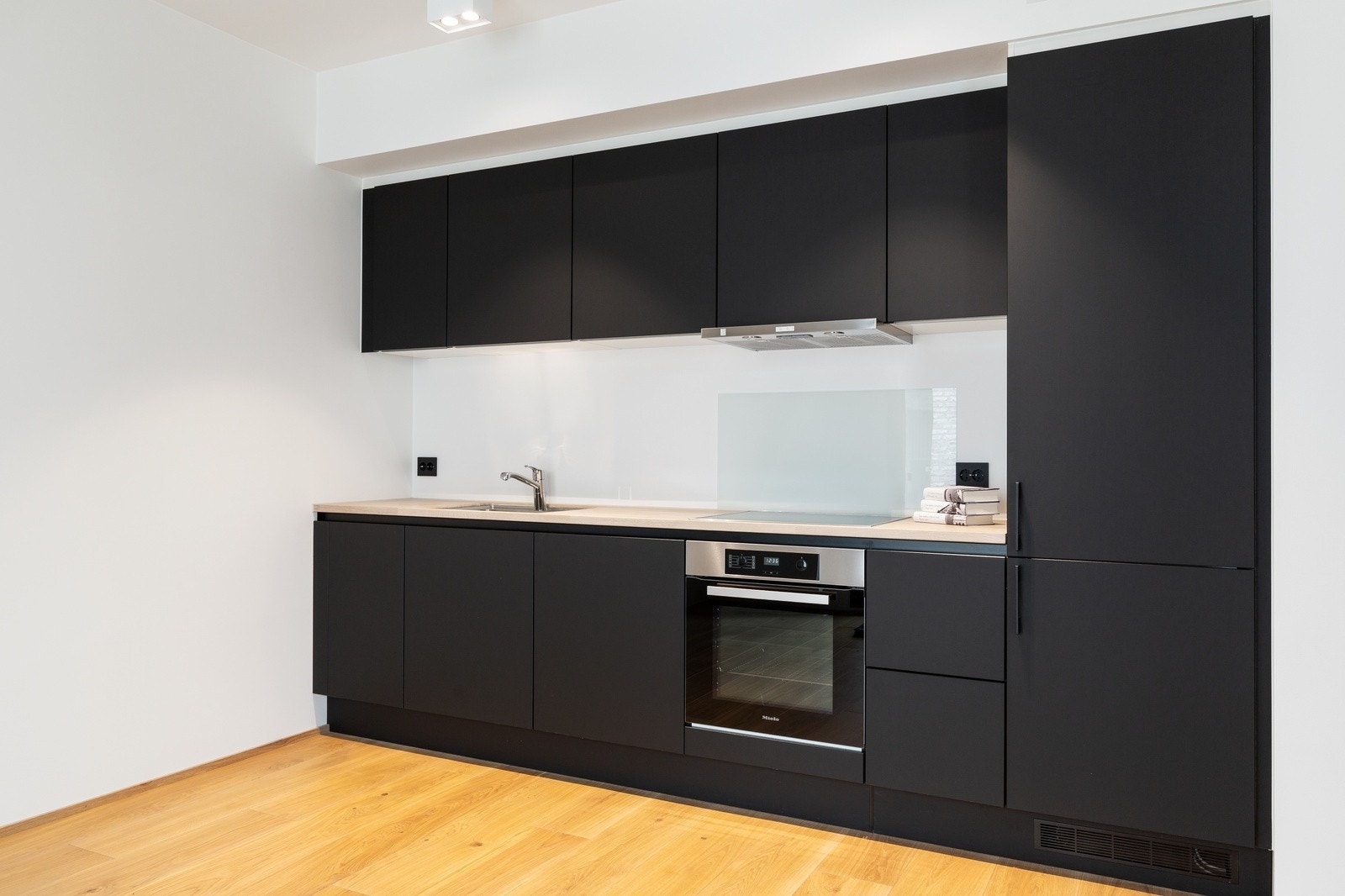 Lekkert HTH kjøkken med integrerte hvitevarer fra Miele! Galleribilde