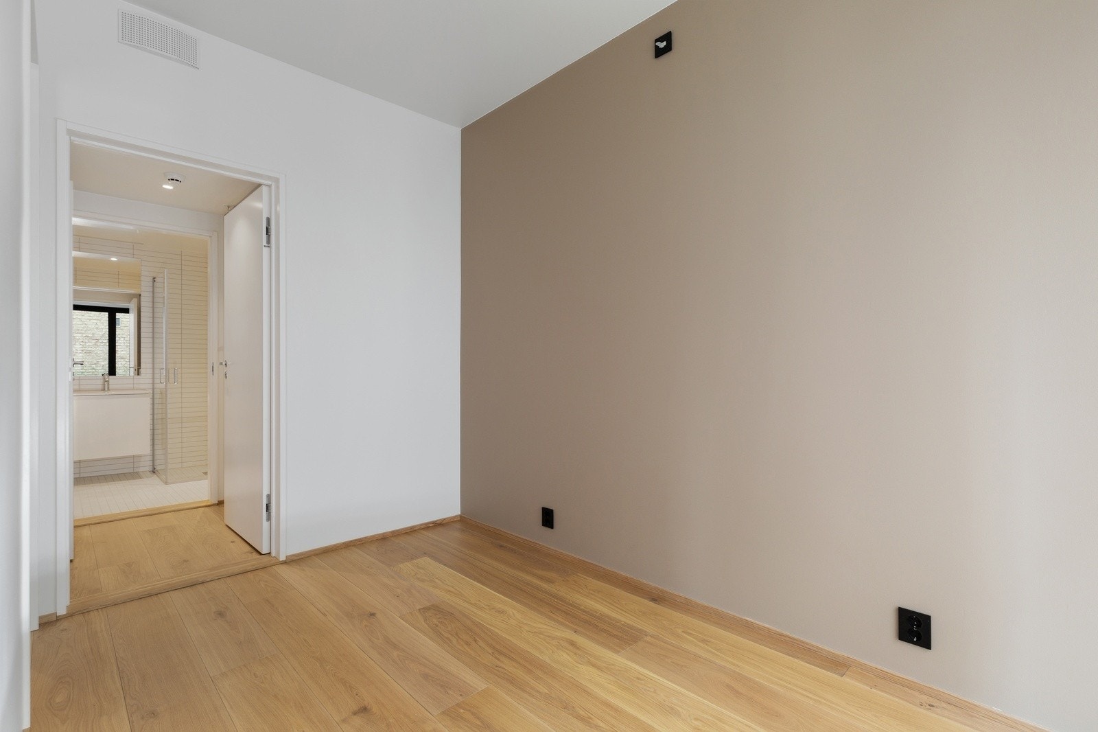 Soverommet fremstår som lyst og romslig med walk-in closet Galleribilde