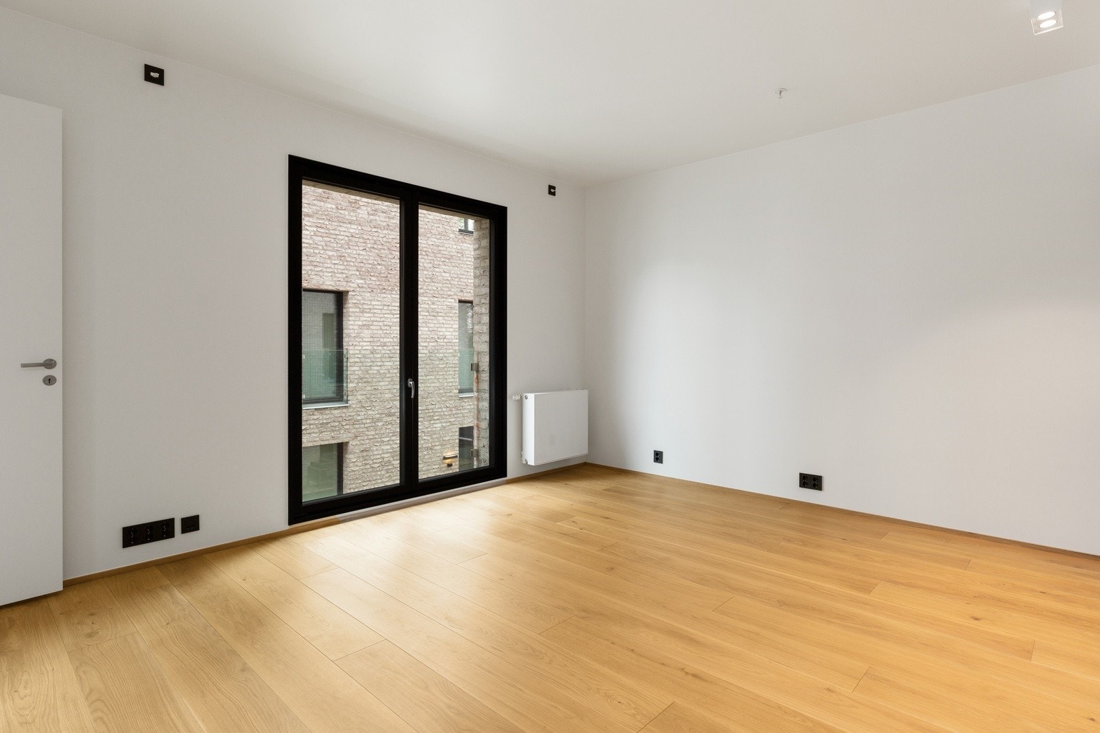 Innbydende stue med gode møbleringsmuligheter og fransk balkong Galleribilde