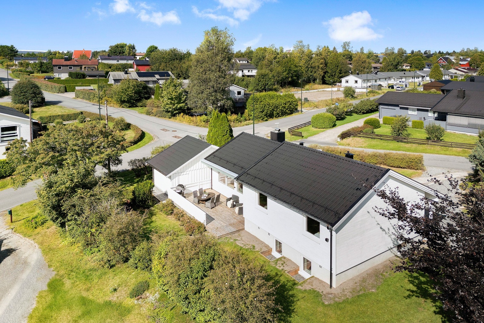 Stor tomt og hage. Rikelig med parkering. Galleribilde