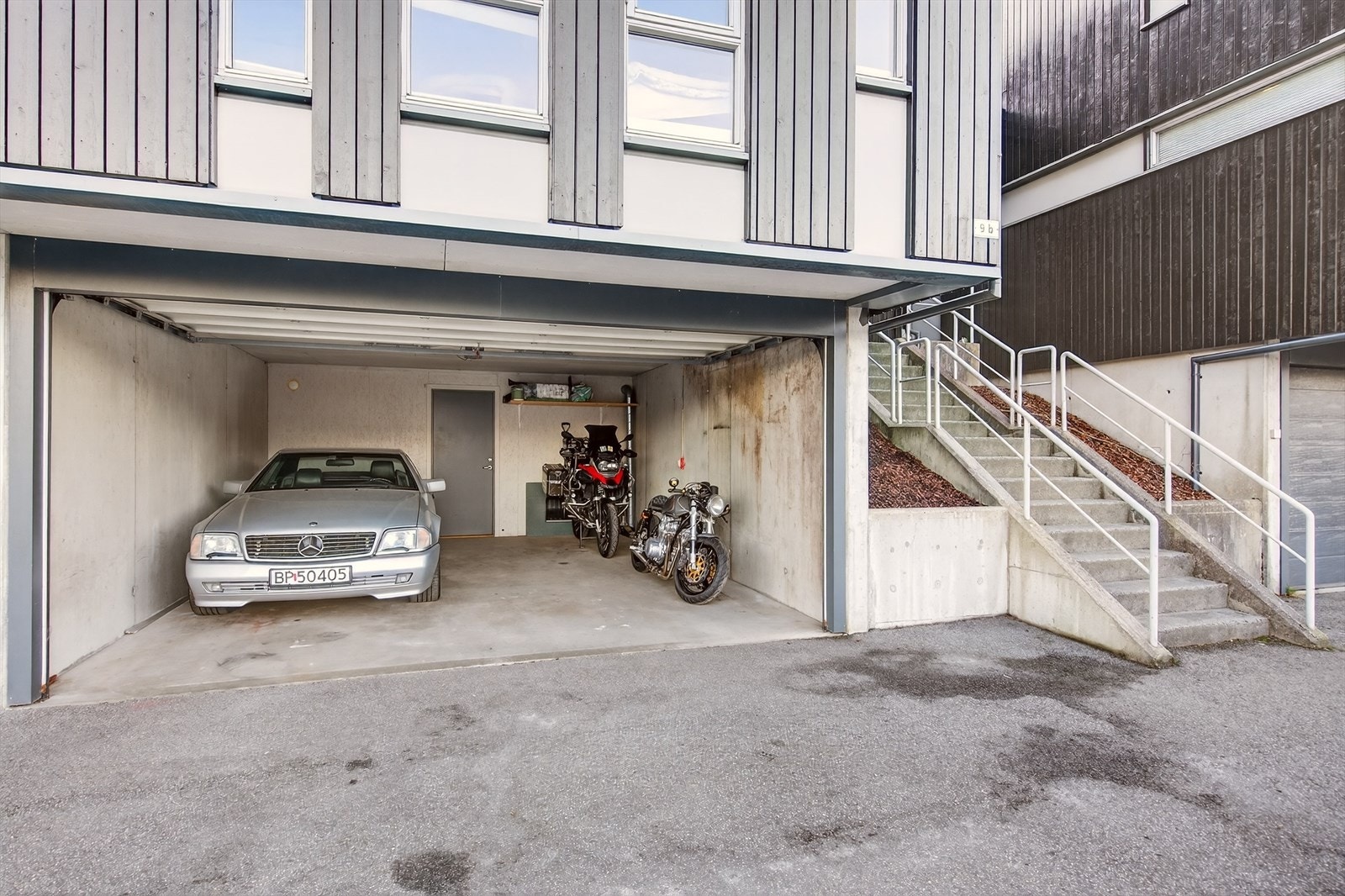 Romslig garasje og stor bod. Galleribilde