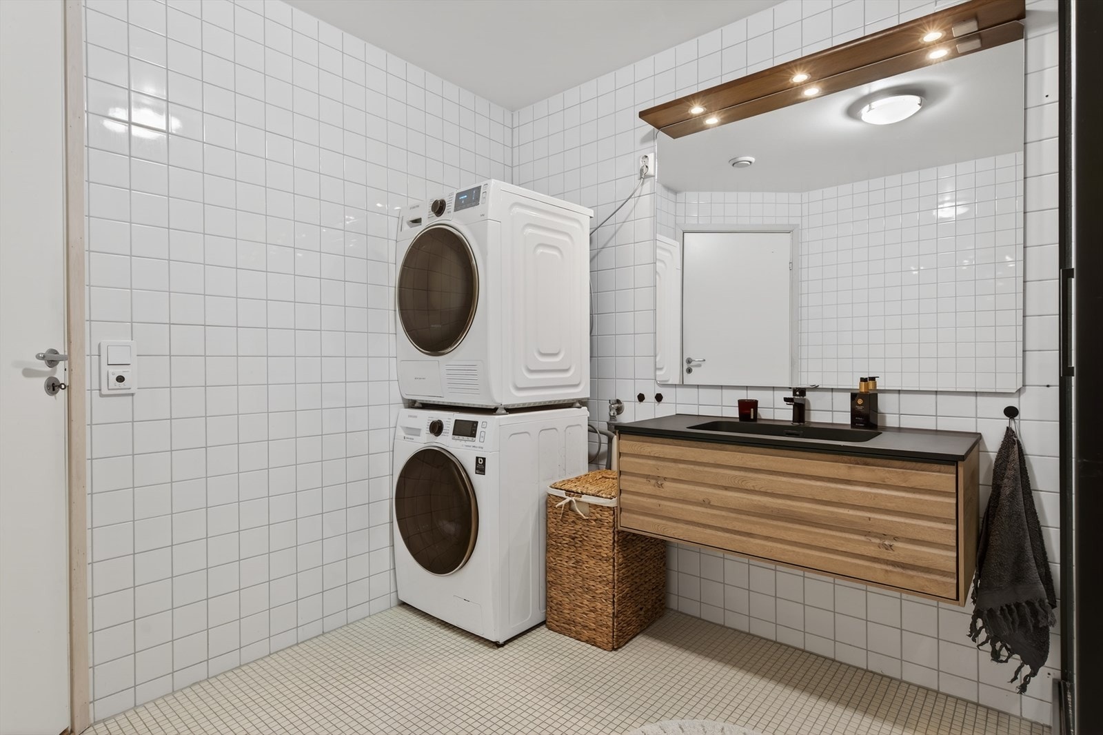 Opplegg for vaskemaskin og tørketrommel. Galleribilde