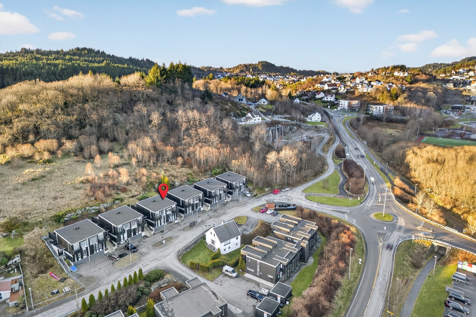 Her har man et stort utvalg av ulike turstier, både for voksne og barn. Ønsker man innendørs trening, er det kort avstand til treningssenter på Raglamyr. Galleribilde