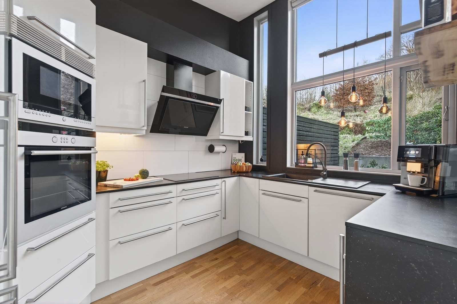 God skap- og benkplass samt god arbeidslys fra store vindusflater. Galleribilde