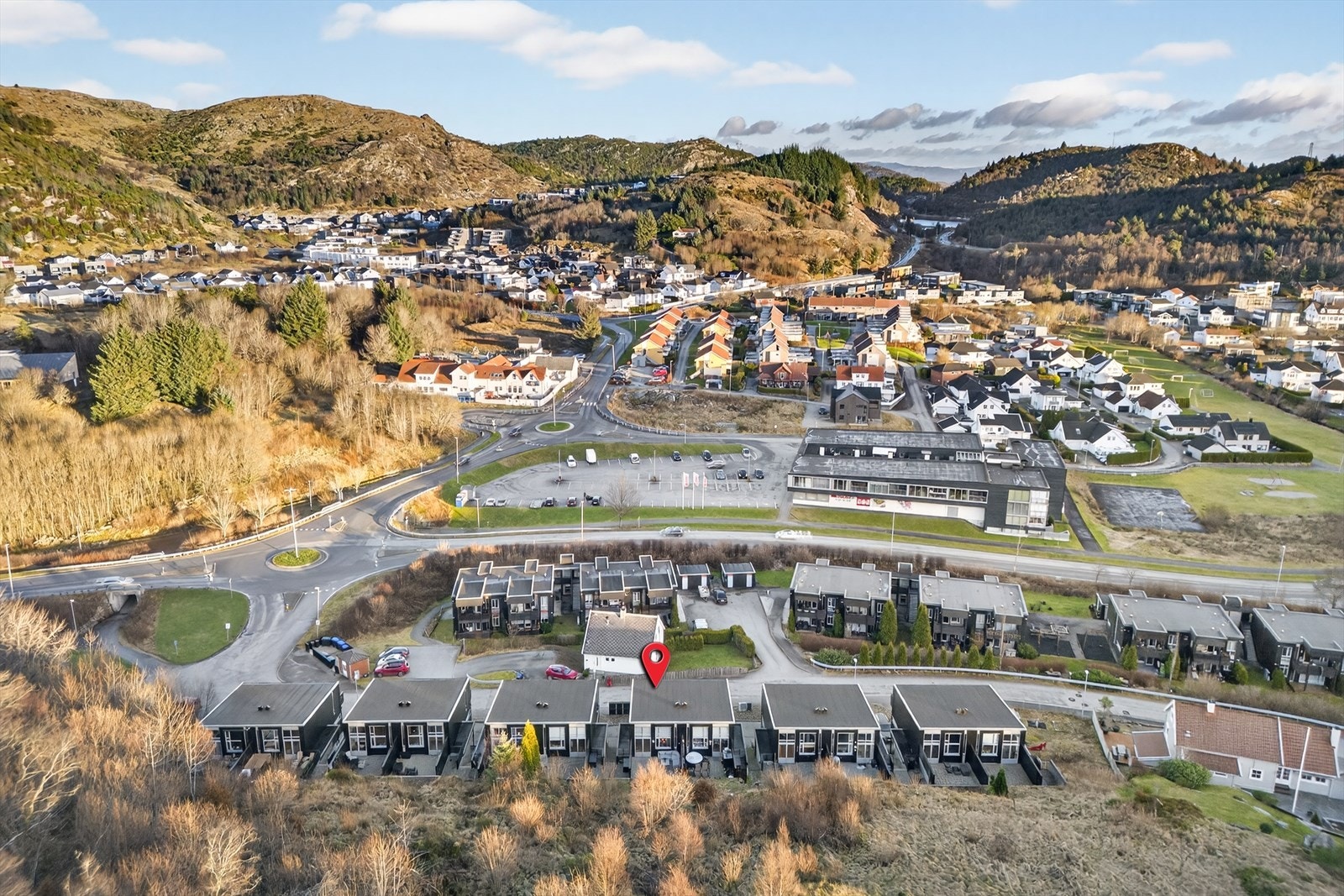 Attraktiv beliggenhet i Skåredalen med kort vei til alt man trenger. Området byr blant annet på flotte turmuligheter både ved Steinsfjellet og i Djupadalen. Galleribilde