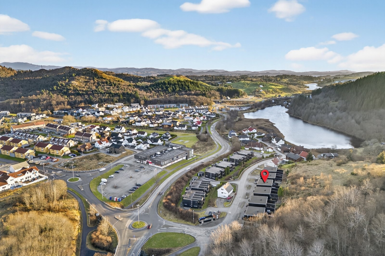 Velkommen til Eikjehammervegen 9B -Attraktiv beliggenhet i Skåredalen, i rolig og barnevennlig område. Galleribilde