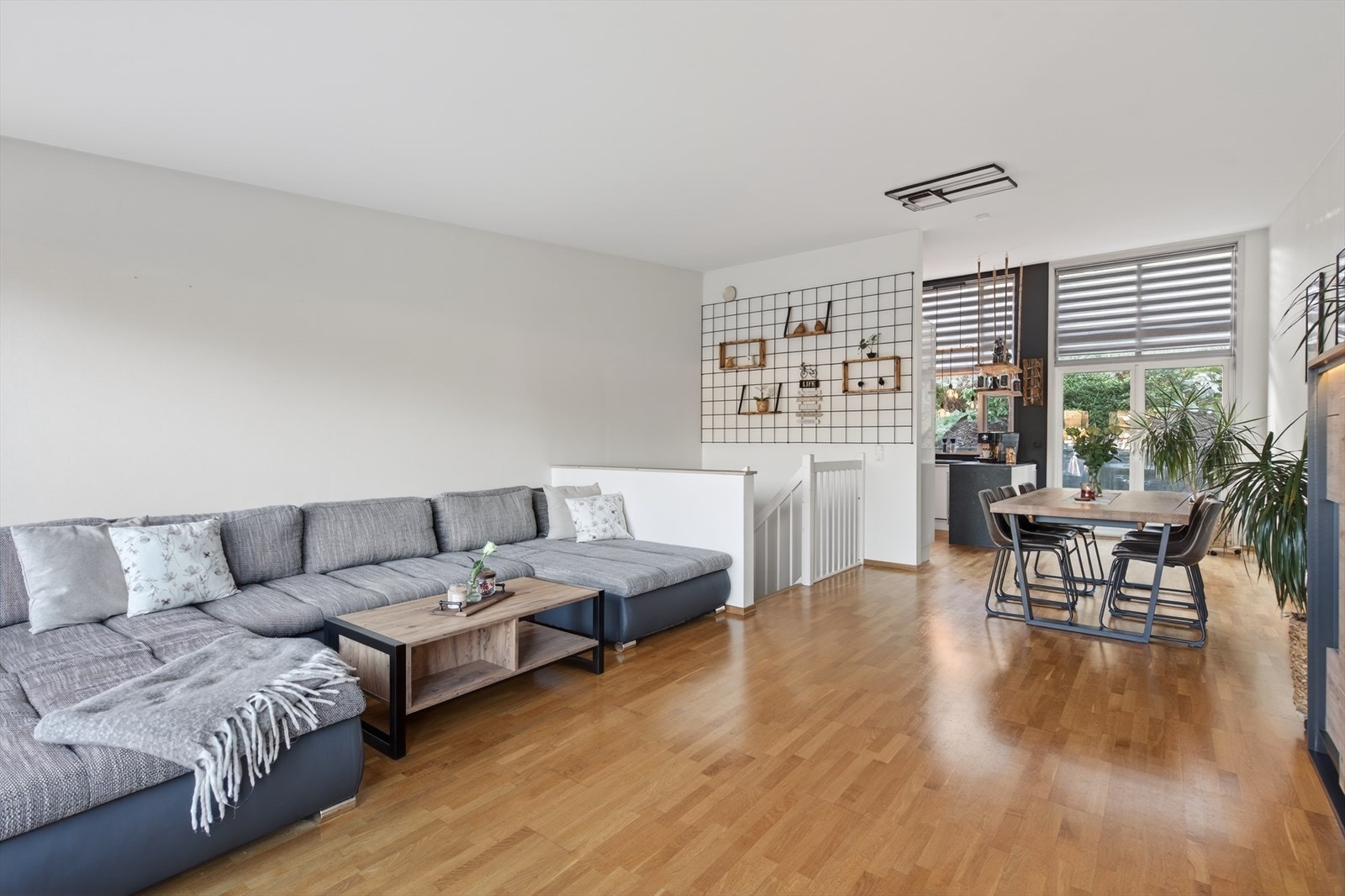 Hovedplan med romslig stue med åpen løsning til velutstyrt kjøkken. Utgang til terrasse mot øst og vest. Galleribilde