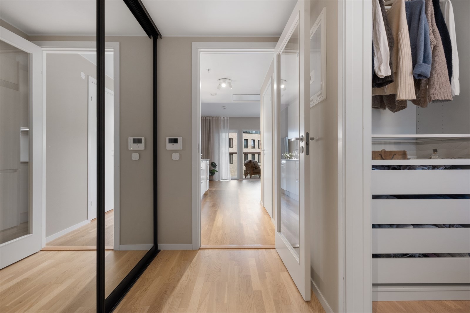 Stor skyverdørs garderobe i entre. Galleribilde