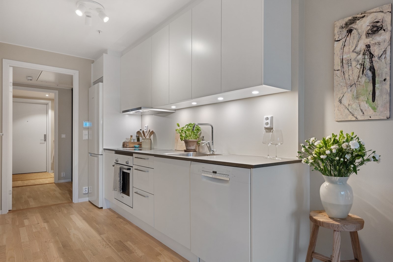 Integrerte hvitevarer og rikelig med benkplass til matlaging. Galleribilde