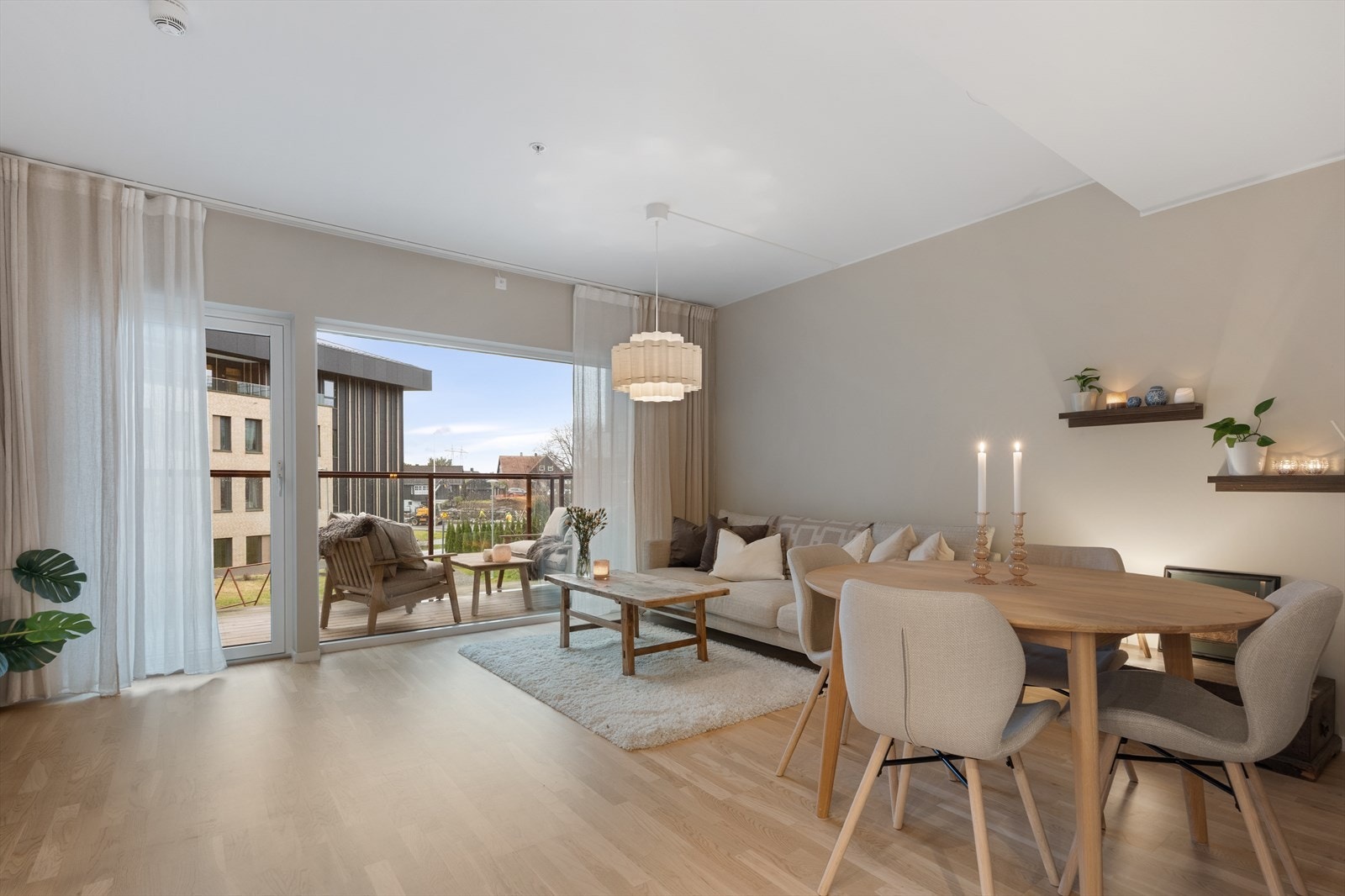 Fra stuen er det utgang til solrik terrasse på hele 9 kvm. Galleribilde