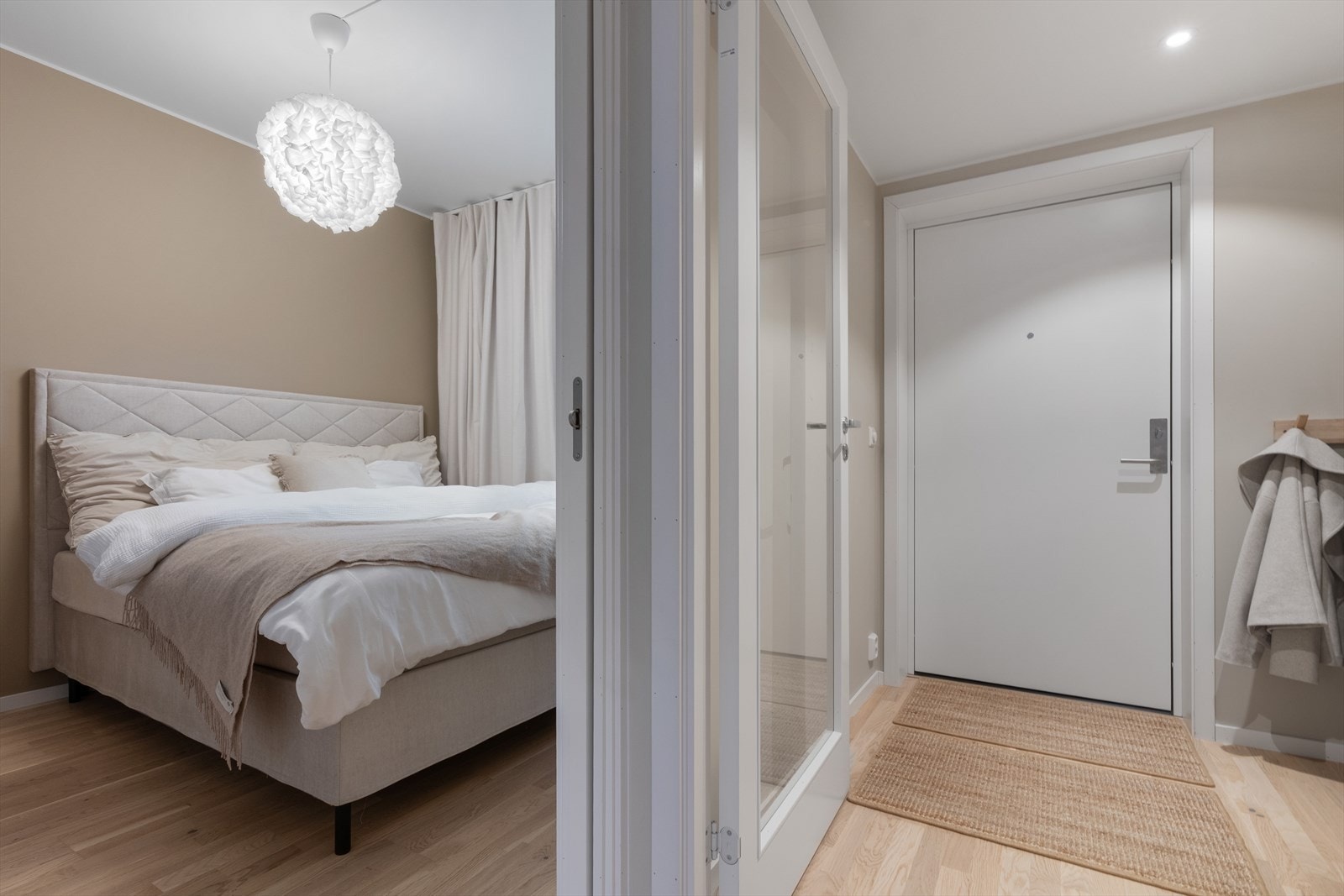 Fra entreen kommer man til leilighetens soverom. Galleribilde