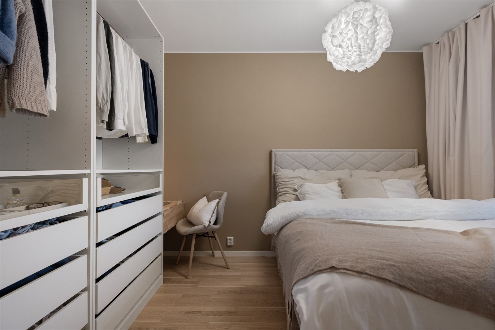 Soverommet måler hele 10 kvm og har god plass til garderobe, kontorpult og seng. Galleribilde