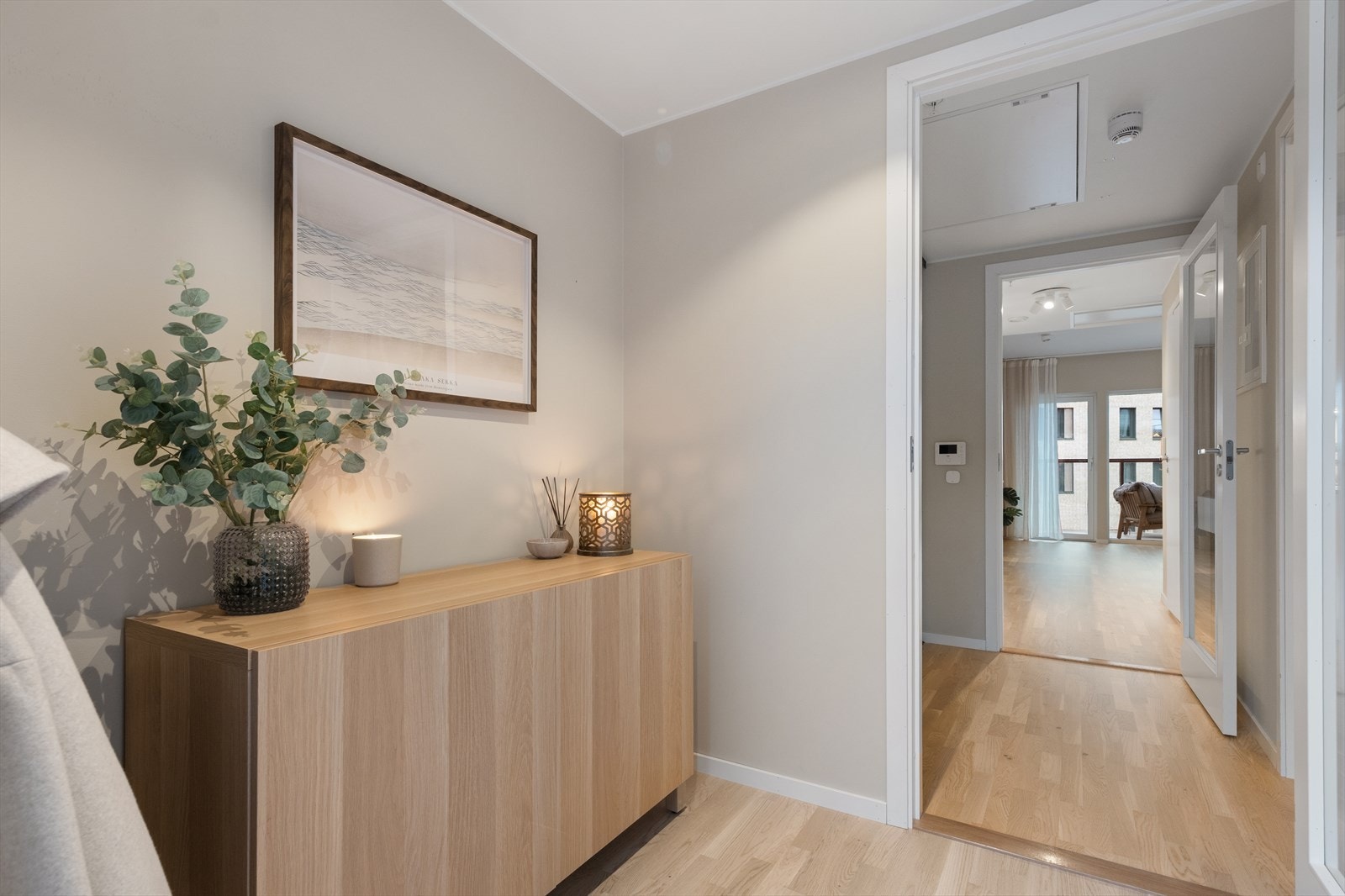 God plass til kommode eller annen oppbevaring i entre/gang. Galleribilde