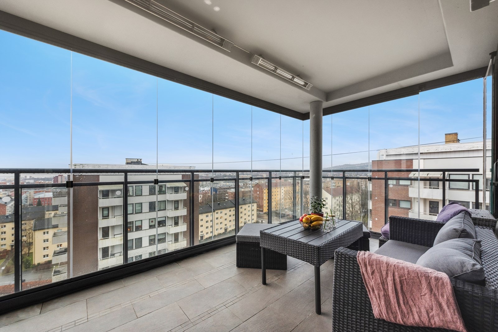 Balkongen ble senere innglasset i 2021, og ny markise ble installert i 2025. Galleribilde