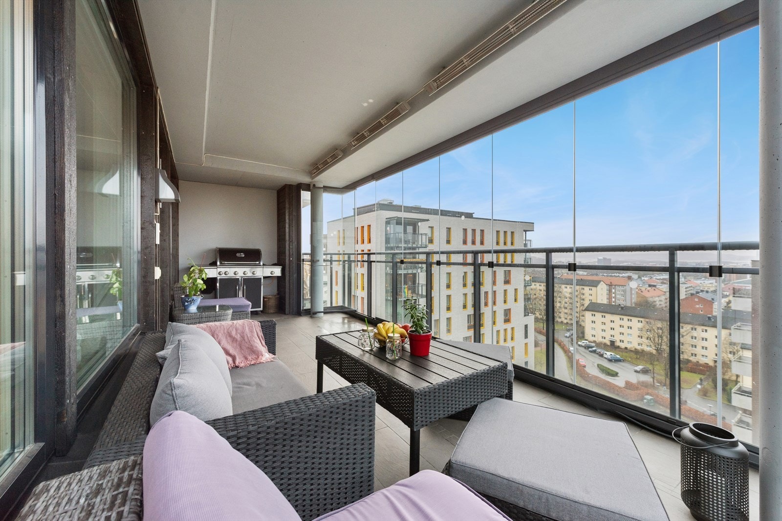 Flislagt gulv og integrerte varmelamper skaper en lun og behagelig atmosfære, perfekt for alt fra rolige morgenstunder til hyggelige kvelder med venner. Galleribilde