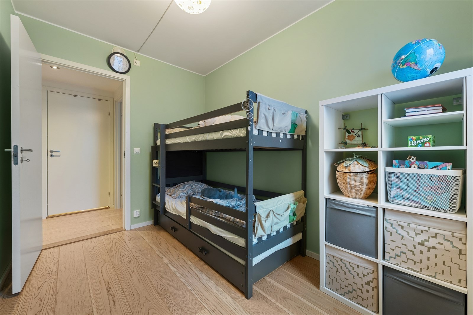 Her får du et rom som er både praktisk og koselig, perfekt til lek, hvile og hverdagsrutiner. Galleribilde