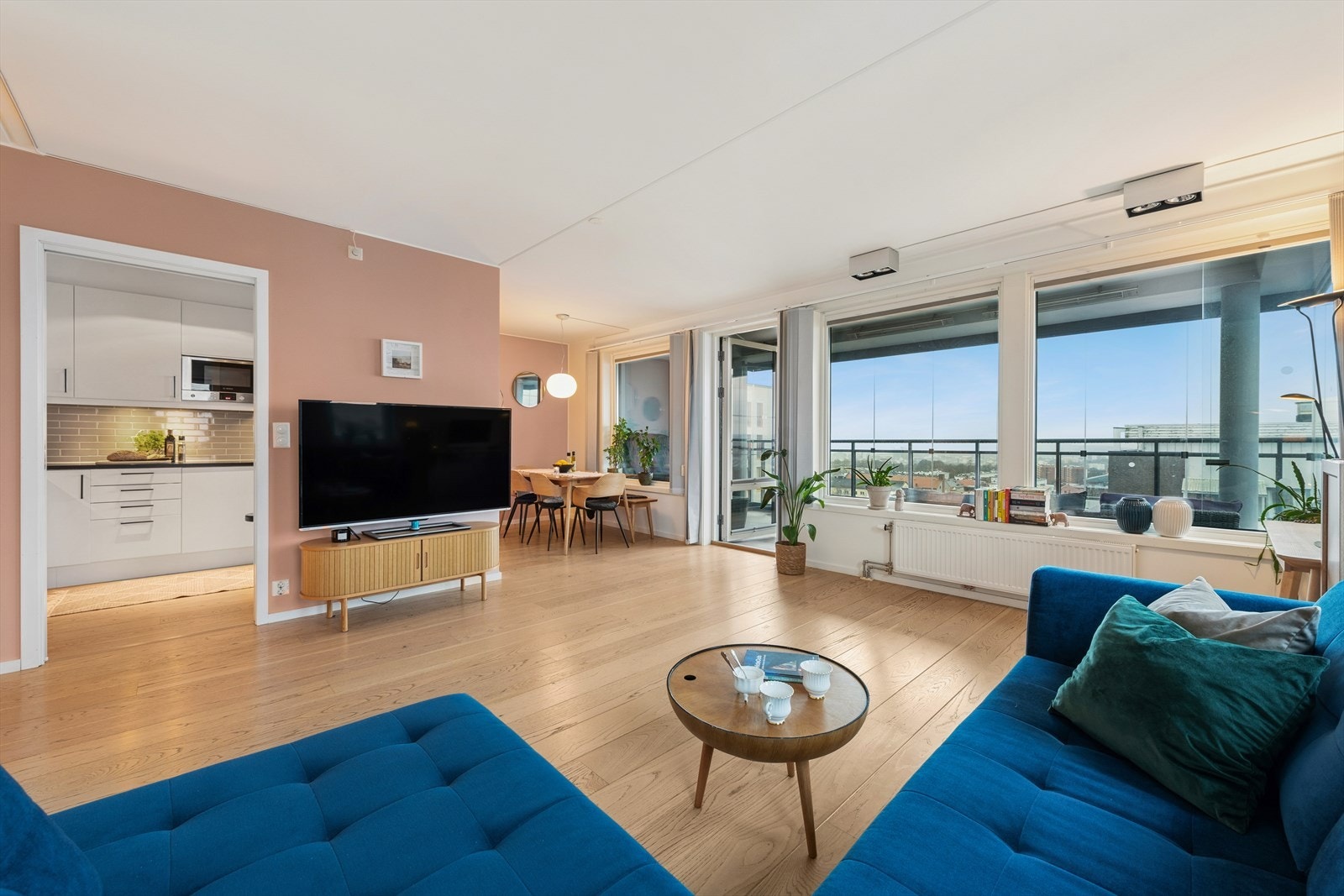 Videre er det en romslig stue med åpen løsning mot kjøkkenet. Stuen kan enkelt deles inn i to soner - en hyggelig sofagruppe og en spiseseksjon. Galleribilde