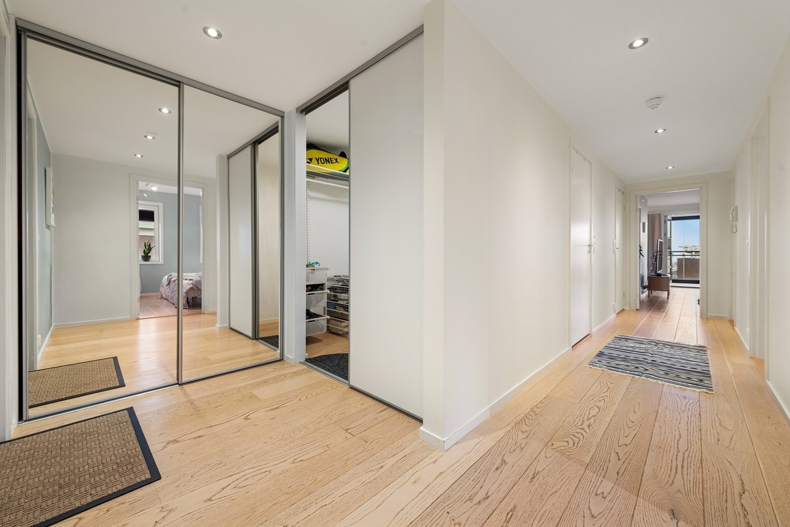 Velkommen inn til en romslig inngang, som gir et fint førsteinntrykk av boligen. Galleribilde